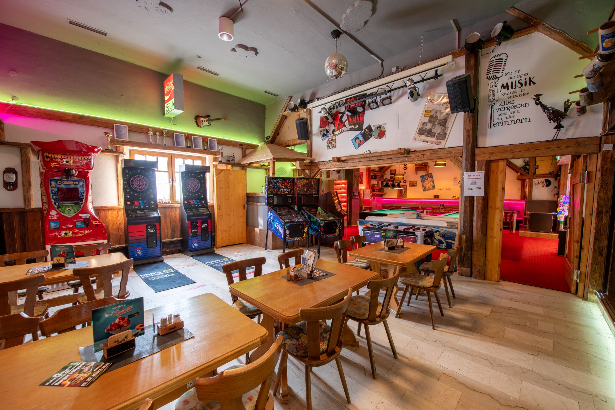 Saal mit Blick ins HBH-Pub